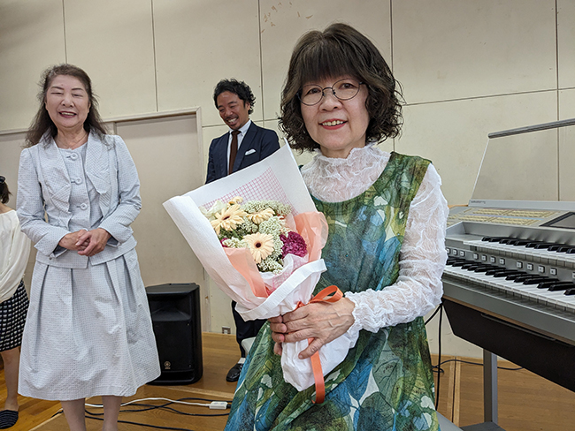 水野先生と花束